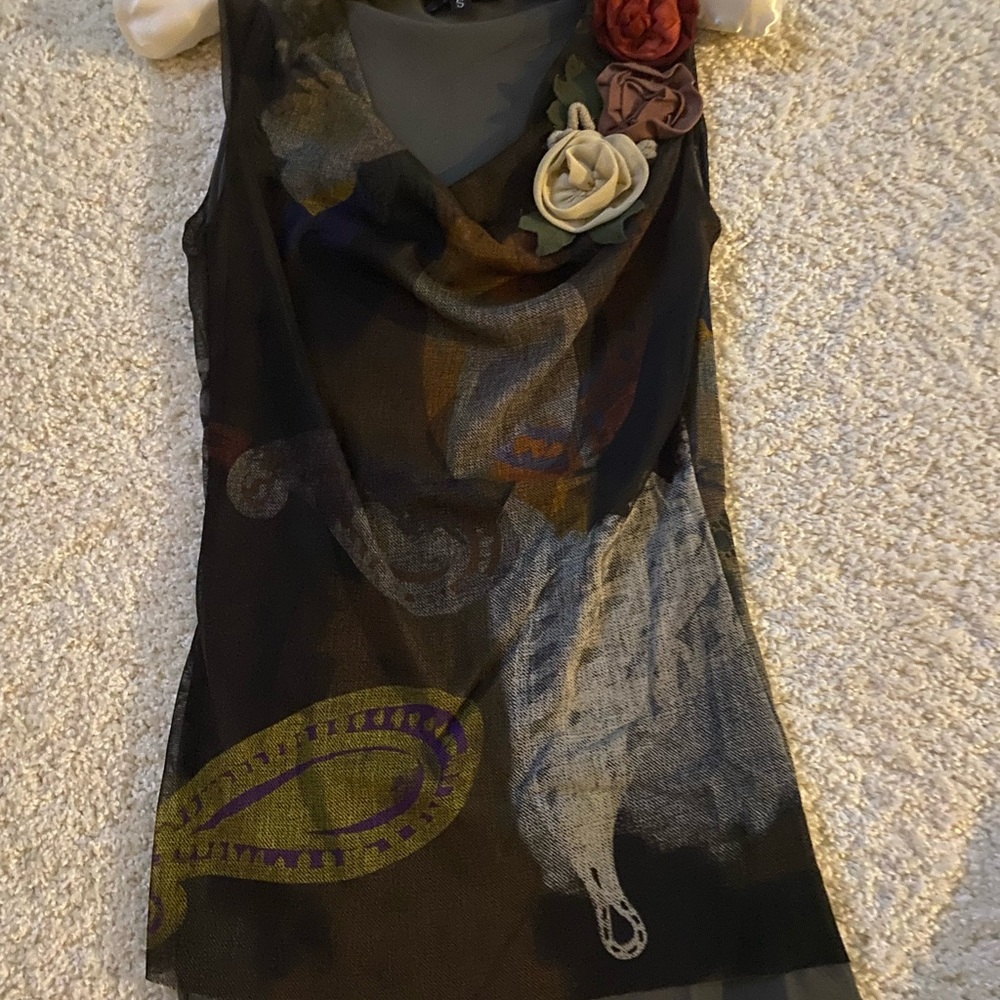 Beautiful top by Petit Poi’s. Very lightly worn. Perfect condition